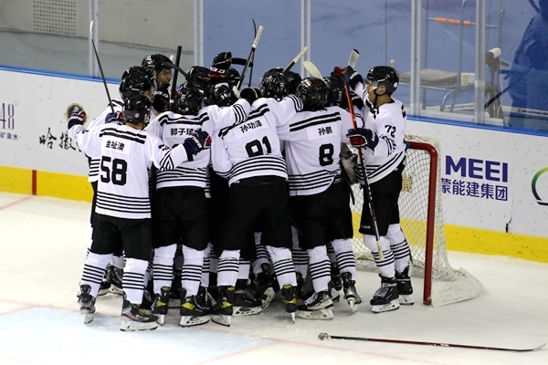 內(nèi)蒙古隊(duì)球員慶祝比賽勝利。人民網(wǎng)記者 胡雪蓉?cái)z