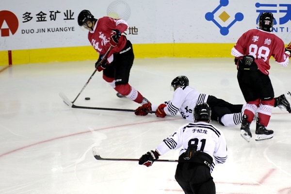 重慶隊(duì)球員與內(nèi)蒙古球員拼搶。人民網(wǎng)記者 胡雪蓉?cái)z