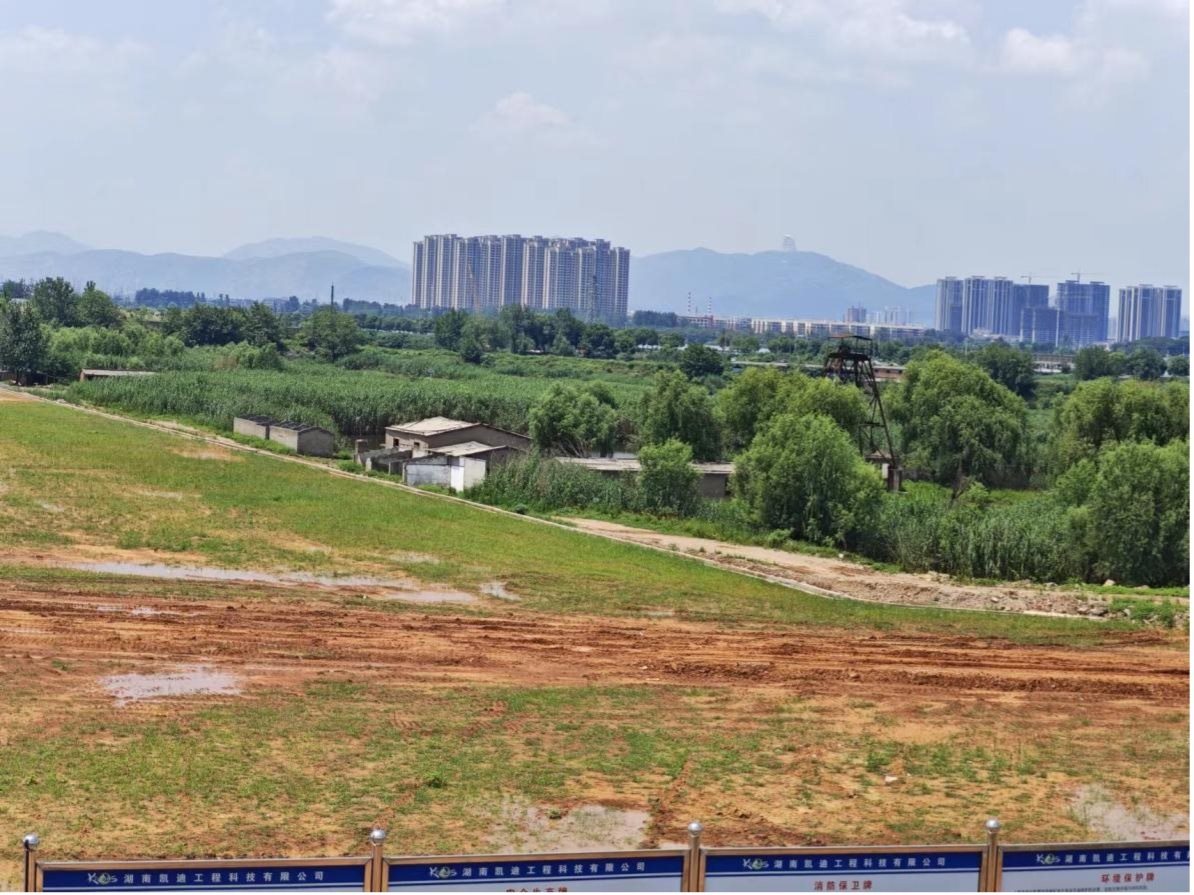 完全淹沒區(qū)（左）和部分淹沒區(qū)（右）分界。 人民網(wǎng)記者 黃鈺攝