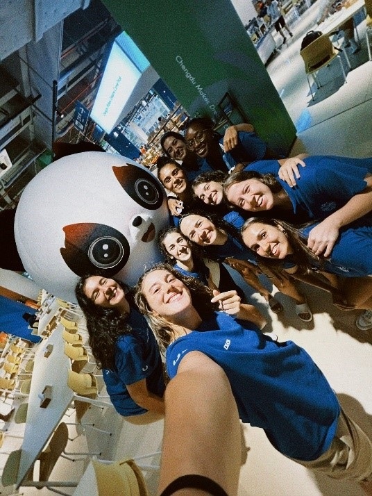 葡萄牙女籃隊(duì)員在成都大運(yùn)村自拍。 受訪者供圖