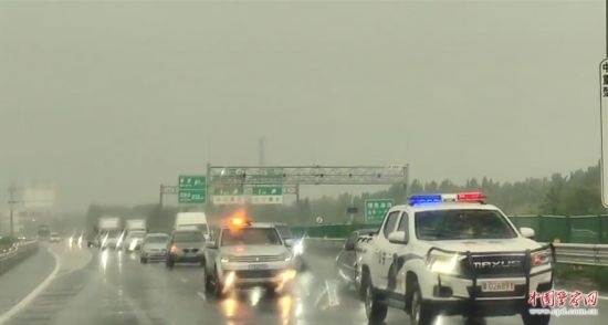 8月2日，京港澳高速，高速交警涿州大隊警車帶道引導(dǎo)救援物資車隊進入涿州災(zāi)區(qū)。