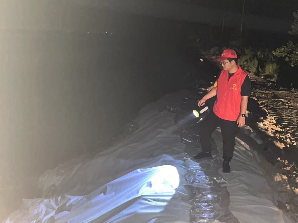 太平鎮(zhèn)干部晚上巡查南小埝。（采訪對(duì)象供圖）