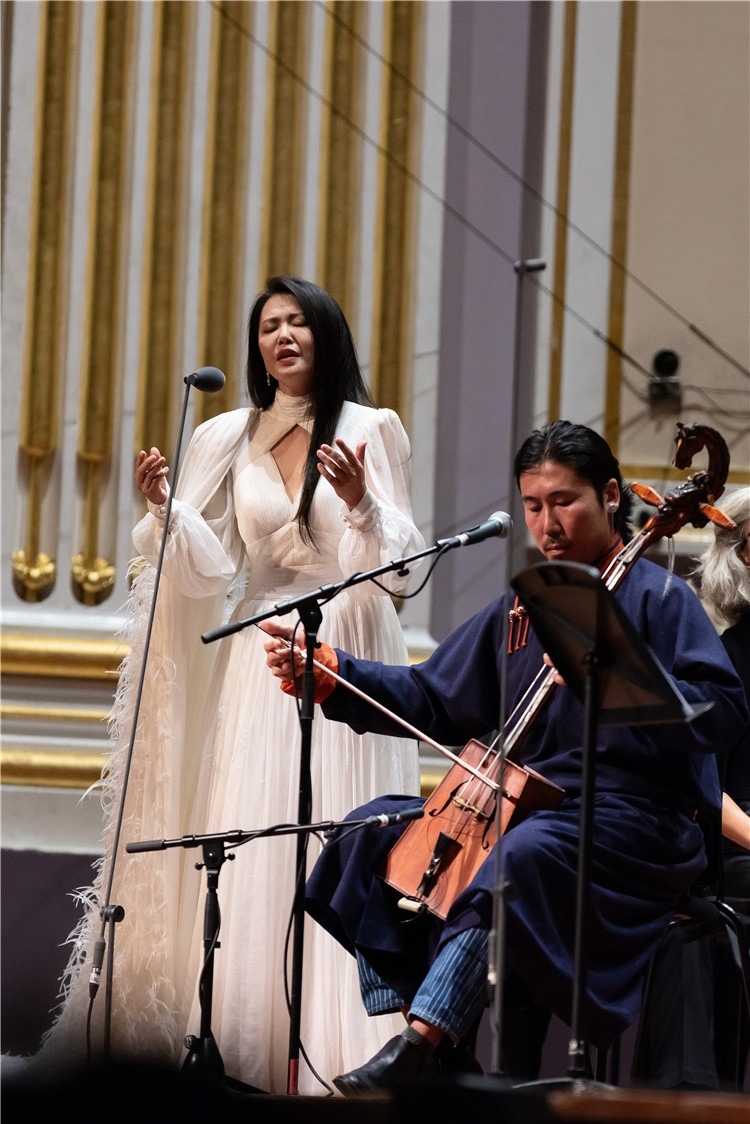 圖片說明： 8月5日，2023愛丁堡國際藝術(shù)節(jié)開幕式音樂會《慈悲頌》的演出現(xiàn)場。藝術(shù)節(jié)組委會供圖