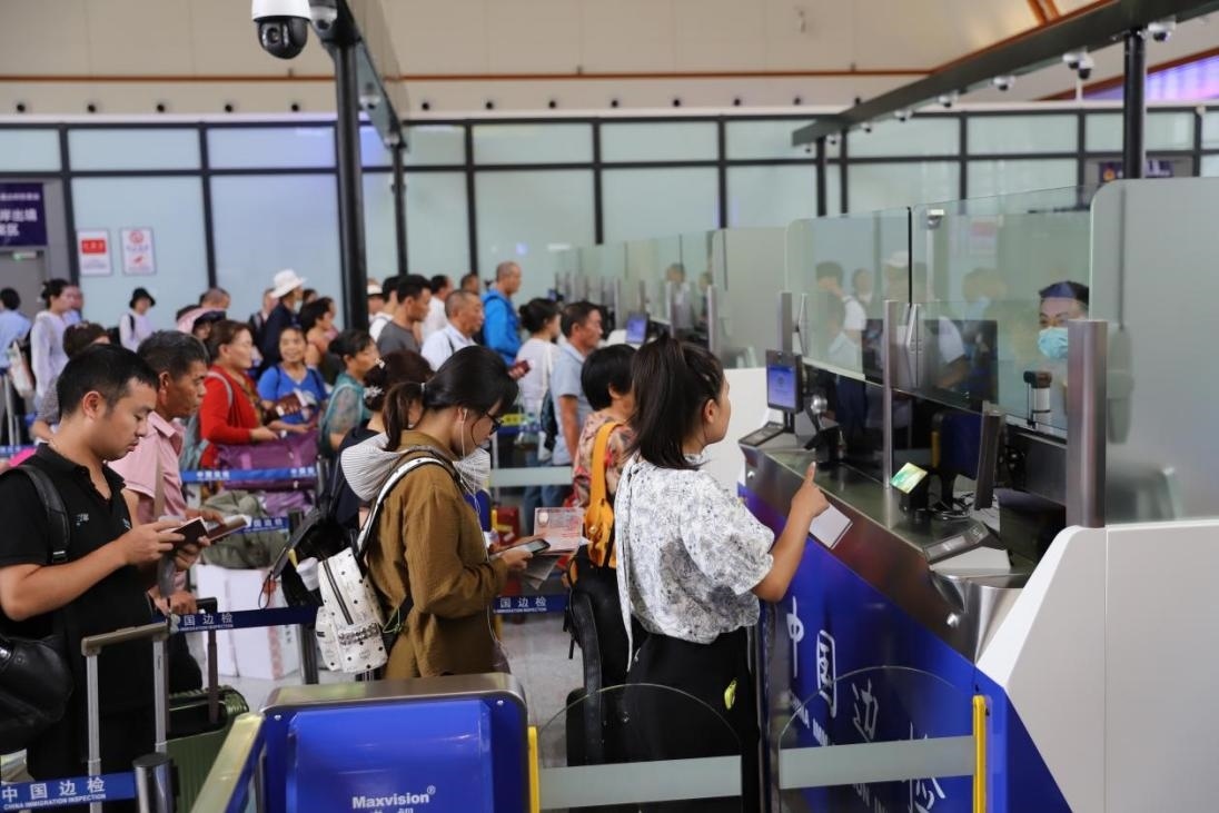 出境旅客在辦理通關(guān)手續(xù)。人民網(wǎng)記者 李發(fā)興攝