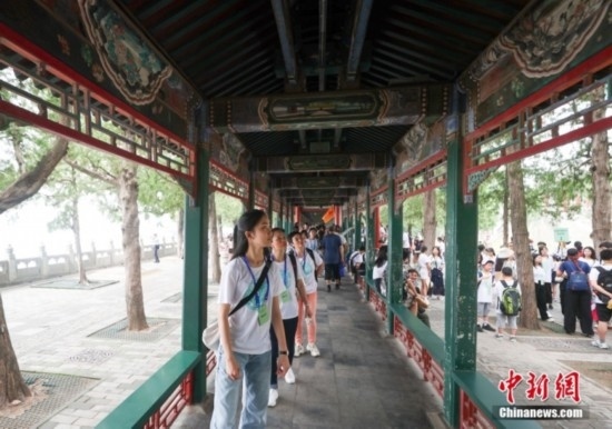 圖為學(xué)員們游覽長(zhǎng)廊。<a target='_blank' href='/'><p align=