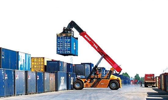 石家莊國(guó)際陸港內(nèi)整裝待發(fā)的集裝箱。 石家莊國(guó)際陸港供圖