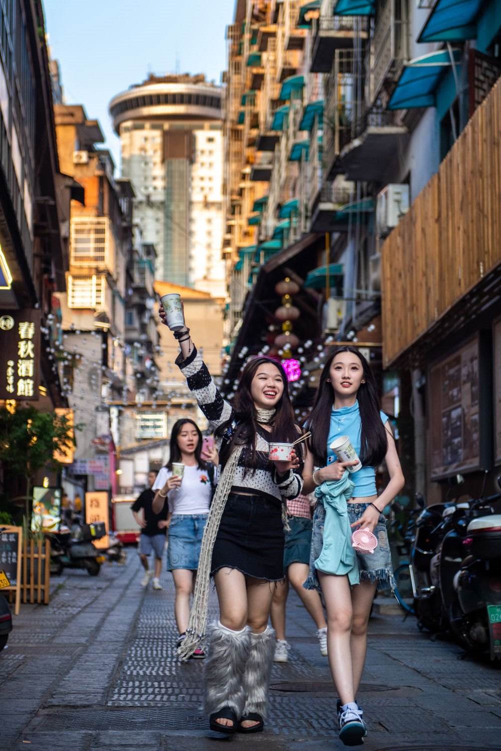 游客在長沙市天心區(qū)太平老街游玩（6月7日攝）。新華社記者 陳思汗 攝