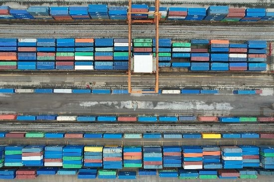 在廣州東部公鐵聯(lián)運(yùn)樞紐（增城西站），工作人員在進(jìn)行集裝箱轉(zhuǎn)運(yùn)工作。廣州交通投資集團(tuán)有限公司供圖