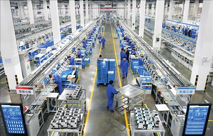 在位于浙江省臺(tái)州市的杰克科技股份有限公司，工作人員在裝配車間裝配縫紉機(jī)（2023年3月23日攝）。翁忻旸攝/本刊