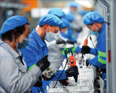 工人在浙江沁園水處理科技有限公司生產(chǎn)車間組裝家用凈水產(chǎn)品（2023年3月22日攝）。黃宗治攝/本刊