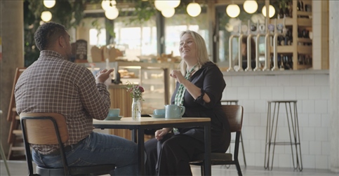 凱茜·瑪格與手語教學(xué)者交流。帕特里克·謝德-西蒙茲攝