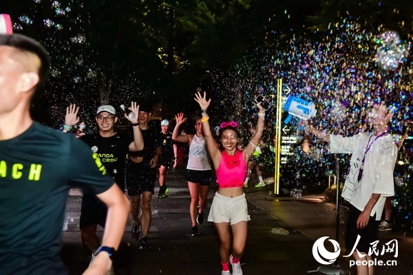 運(yùn)動(dòng)愛好者參加上海外灘楓徑NIKE熒光跑。圖片由BFC外灘金融中心提供