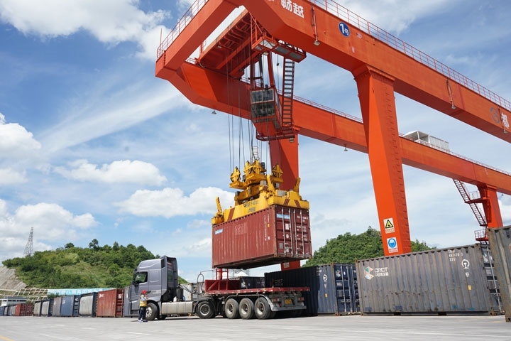 在貴陽國際陸港，正在作業(yè)的龍門吊。貴陽綜保區(qū)供圖