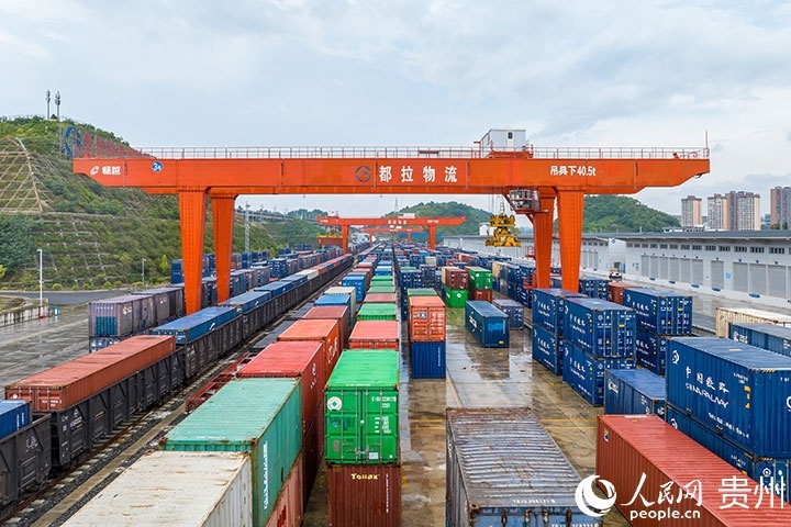 裝滿貨物的集裝箱整齊排列在貴陽國際陸港。人民網(wǎng)記者 涂敏攝