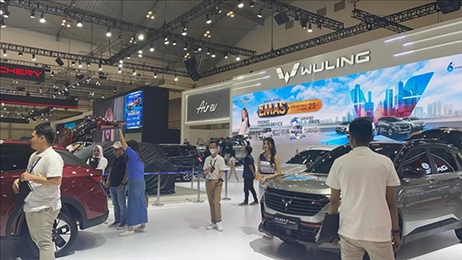 印尼消費(fèi)者參觀上汽五菱的展臺。趙世祺 攝