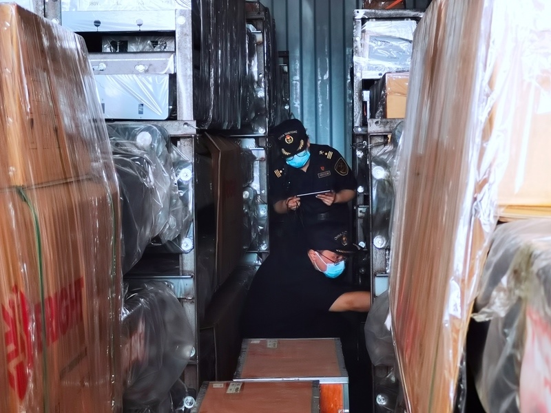 關(guān)員利用工業(yè)內(nèi)窺鏡在集裝箱內(nèi)進行查驗。人民網(wǎng)記者 栗翹楚攝