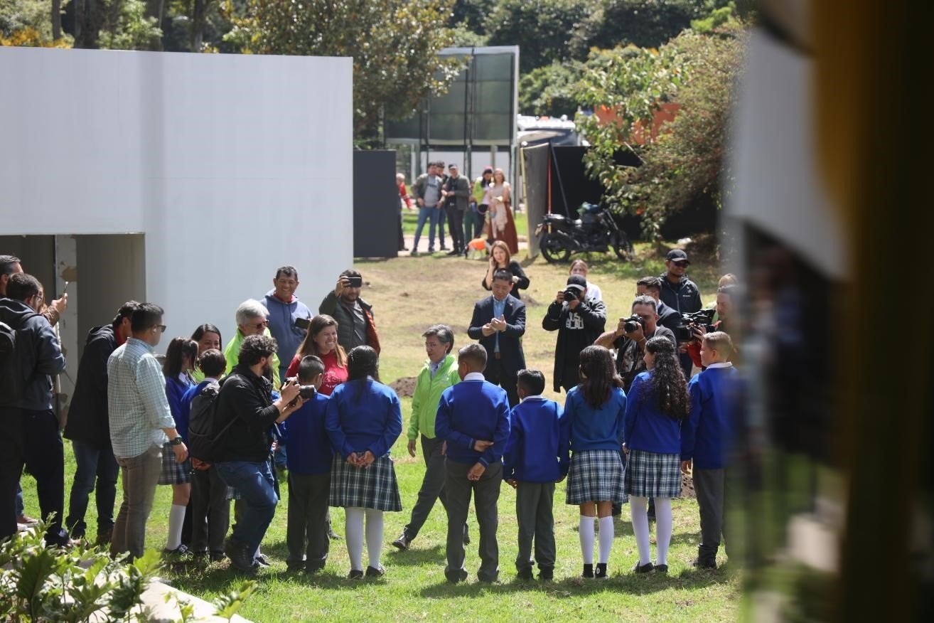 波哥大市長克勞迪婭·洛佩茲與參加活動的學(xué)生代表交流。中國港灣波哥大地鐵一號線項目供圖