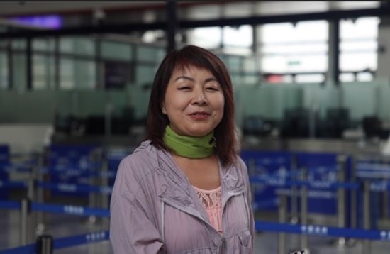 7月22日，曾經在老撾瑯勃拉邦工作過3年的加拿大華僑孫月玲乘坐中老鐵路國際旅客列車從中國出境。衛(wèi)海林 攝