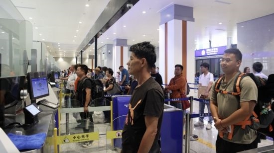 6月13日，乘坐中老鐵路國際旅客列車的旅客在磨憨邊檢大廳排隊候檢。李揚 攝