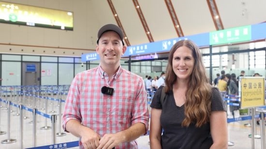 6月13日，來自美國的德拉古（Dragoo）夫婦將首次乘坐中老鐵路國際旅客列車從中國出境。李揚 攝