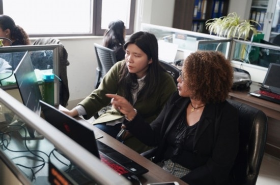 梅德哈妮（右）與中國(guó)同事討論設(shè)計(jì)方案。受訪對(duì)象供圖