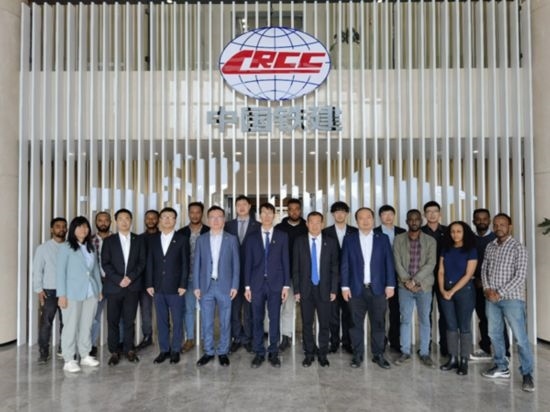 中國(guó)土木福州設(shè)計(jì)院埃塞分院團(tuán)隊(duì)合影。受訪對(duì)象供圖