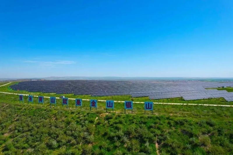 勝利能源露天礦排土場(chǎng)15.3萬千瓦光伏電站并網(wǎng)發(fā)電。受訪者供圖