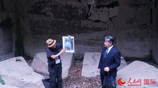 毒氣島歷史研究所事務(wù)局長山內(nèi)正之在毒氣儲存遺址為大家介紹日軍發(fā)動毒氣戰(zhàn)的罪證。人民網(wǎng) 蔣曉辰攝
