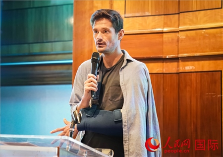 萊昂·麥卡倫分享張家界故事。人民網(wǎng) 郭錦標(biāo)攝