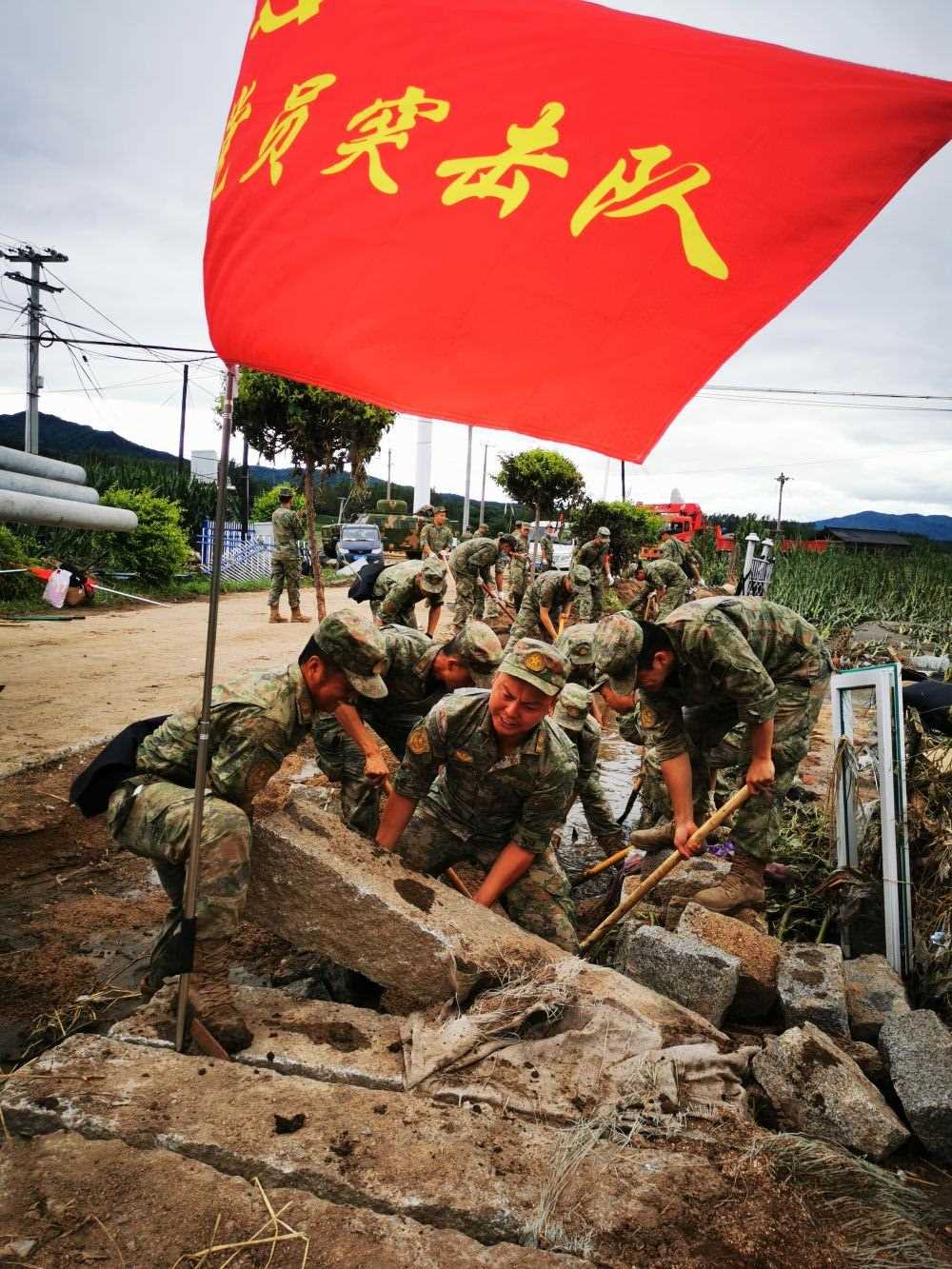 8月7日，陸軍第78集團(tuán)軍某旅組織黨員突擊隊(duì)在吉林舒蘭市七里鄉(xiāng)清理路障。新華社發(fā)（劉洋 攝）