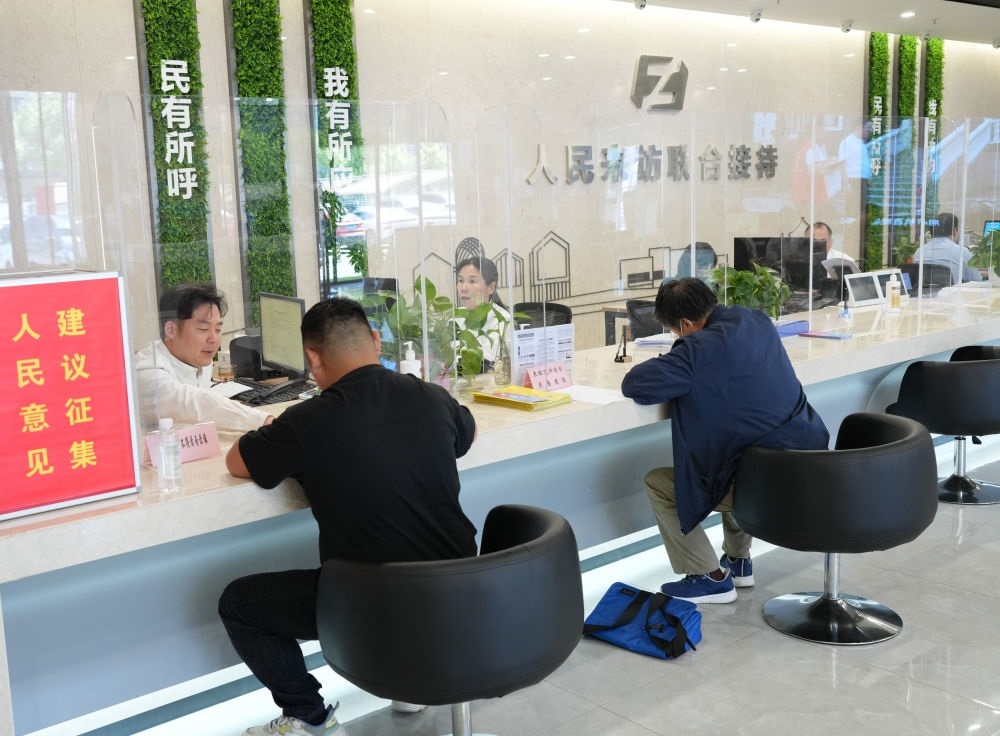 在杭州市余杭區(qū)社會(huì)治理中心，工作人員在接待前來(lái)上訪的群眾（5月25日攝）。新華社記者 翁忻旸 攝