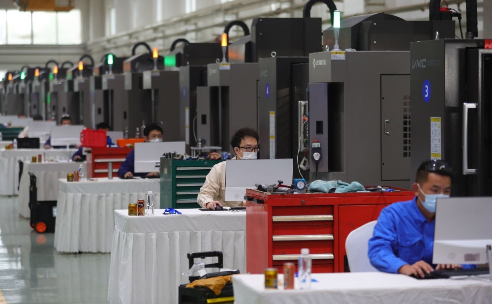 參賽選手在在2022“一帶一路”暨金磚國(guó)家技能發(fā)展與技術(shù)創(chuàng)新之“通用技術(shù)杯”數(shù)控多軸加工大賽中比拼（2022年11月10日攝）。新華社記者 楊青 攝