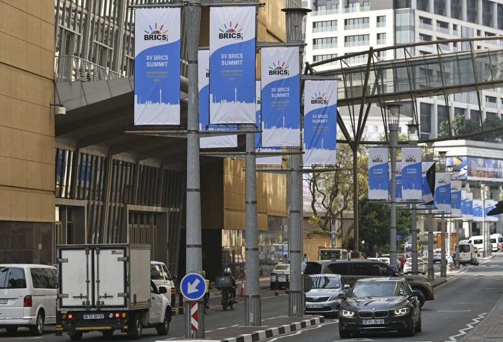 這是8月17日在南非約翰內(nèi)斯堡拍攝的金磚峰會(huì)條幅。金磚國(guó)家領(lǐng)導(dǎo)人第十五次會(huì)晤將于南非約翰內(nèi)斯堡舉行。新華社記者 陳誠(chéng) 攝
