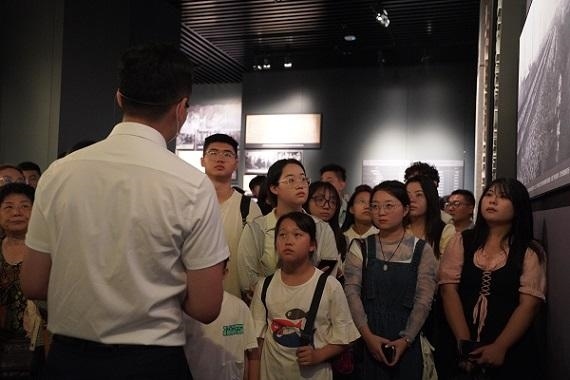 （講解員為記者團同學們講述歷史。北京舞蹈學院 全峻汐攝