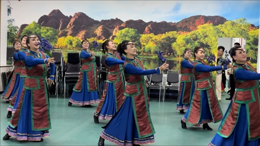 臨潢家園社區(qū)居民在烏蘭牧騎排練廳編排舞蹈。人民網(wǎng)記者 金洪花攝