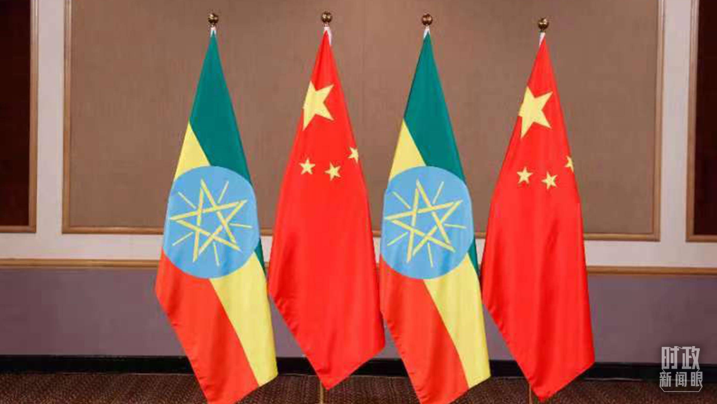 △會見現場的中國、埃塞兩國國旗。（總臺央視記者耿小龍拍攝）