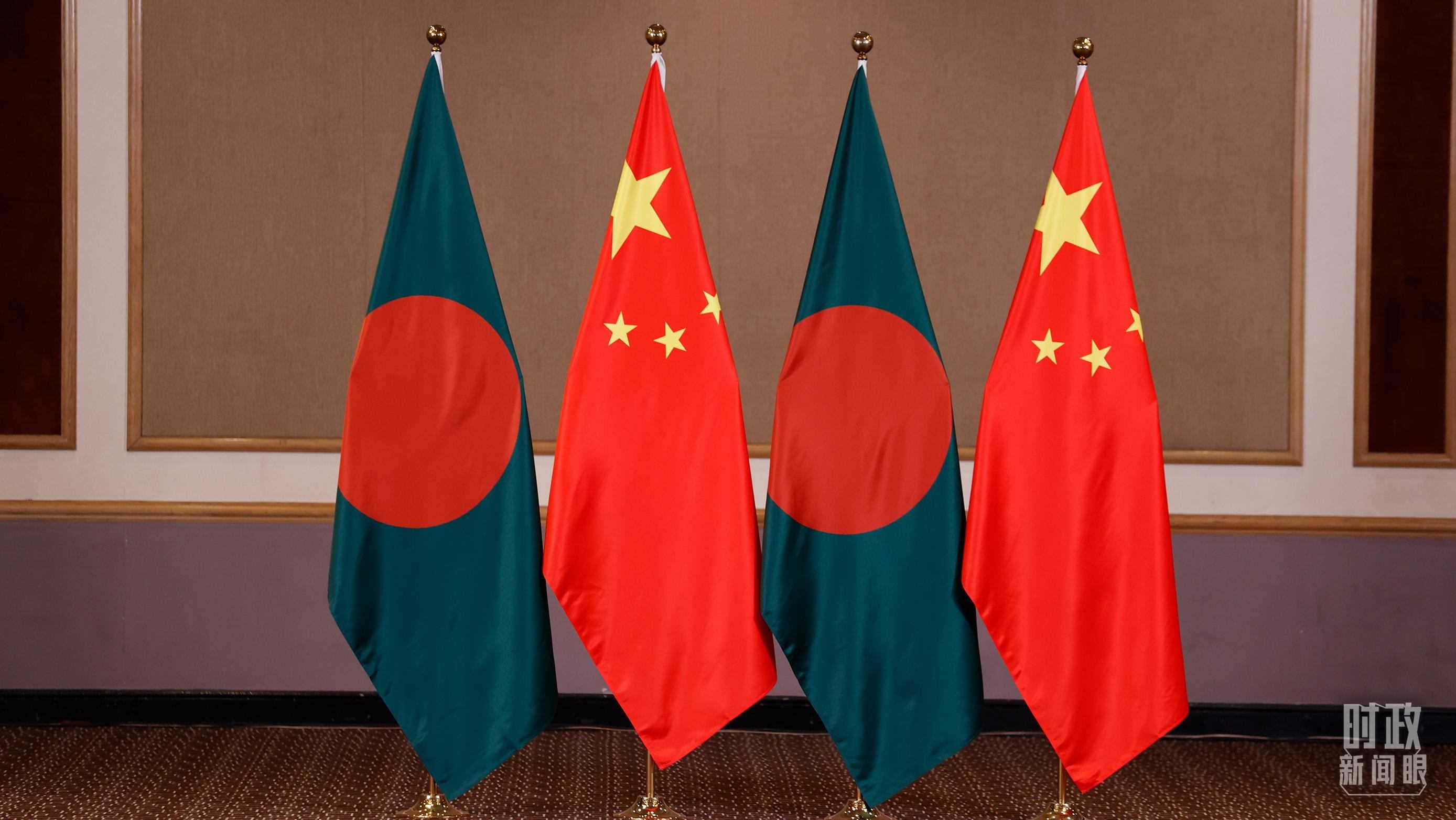 △會見現場的中孟兩國國旗。（總臺央視記者耿小龍拍攝）