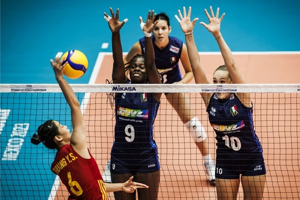 中國隊(duì)球員莊宇珊(左)在比賽中。圖片來源：國際排聯(lián)