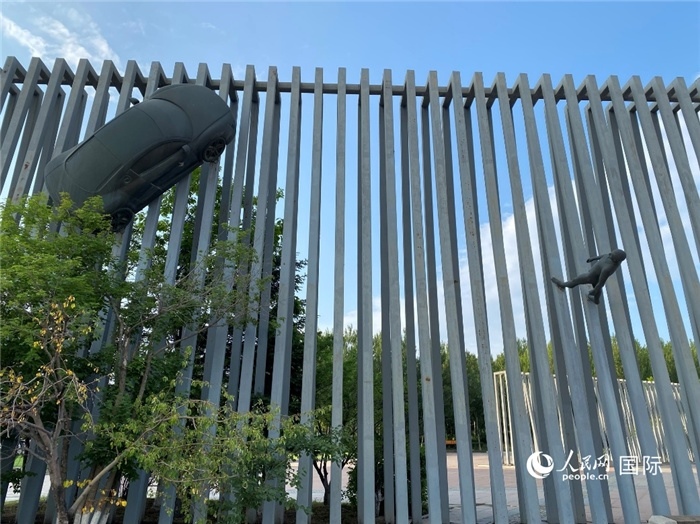 長(zhǎng)春國(guó)際汽車公園中的立體雕塑。人民網(wǎng) 宋歌攝