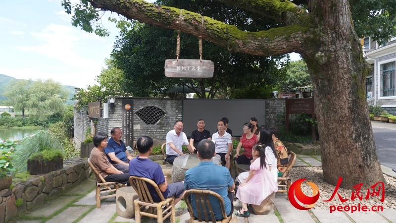 余杭區(qū)徑山鎮(zhèn)小古城村村民在“樟樹下議事”。人民網(wǎng)肖聰聰攝