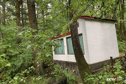 (被保護在房子內(nèi)的泉眼連接著管道 央視網(wǎng)記者 王靜遠(yuǎn) 攝)