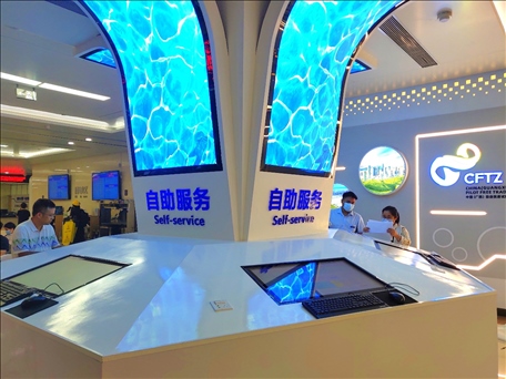 市民在中國（廣西）自由貿(mào)易區(qū)南寧片區(qū)綜合服務大廳辦理業(yè)務。人民網(wǎng) 付華周攝