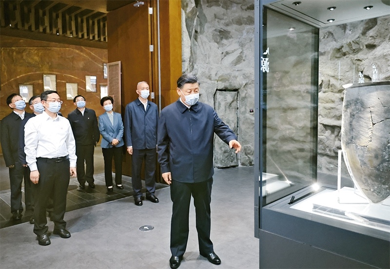 2023年6月2日，中共中央總書記、國家主席、中央軍委主席習近平在北京出席文化傳承發(fā)展座談會并發(fā)表重要講話。這是座談會前，習近平2日下午在中國歷史研究院考察。 新華社記者 鞠鵬/攝