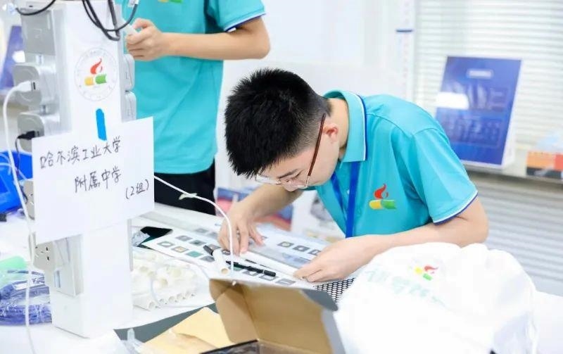 △今年7月，“逐夢(mèng)蒼穹”科技主題教育活動(dòng)在北京市八一學(xué)校舉辦。來自全國(guó)各地的百余名師生，在動(dòng)手實(shí)踐中學(xué)習(xí)航天知識(shí)、提高創(chuàng)新能力。