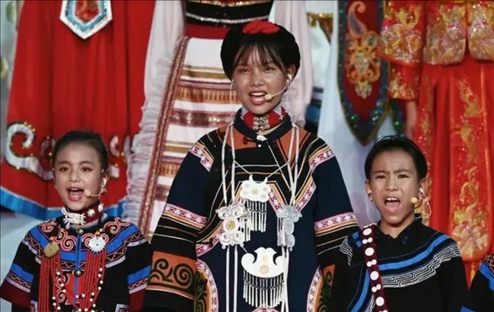 △今年7月，在成都大運(yùn)會(huì)開幕式上，從大山深處走來的孩子們，自信地站在舞臺(tái)中央，以歌聲表達(dá)對(duì)未來的憧憬。