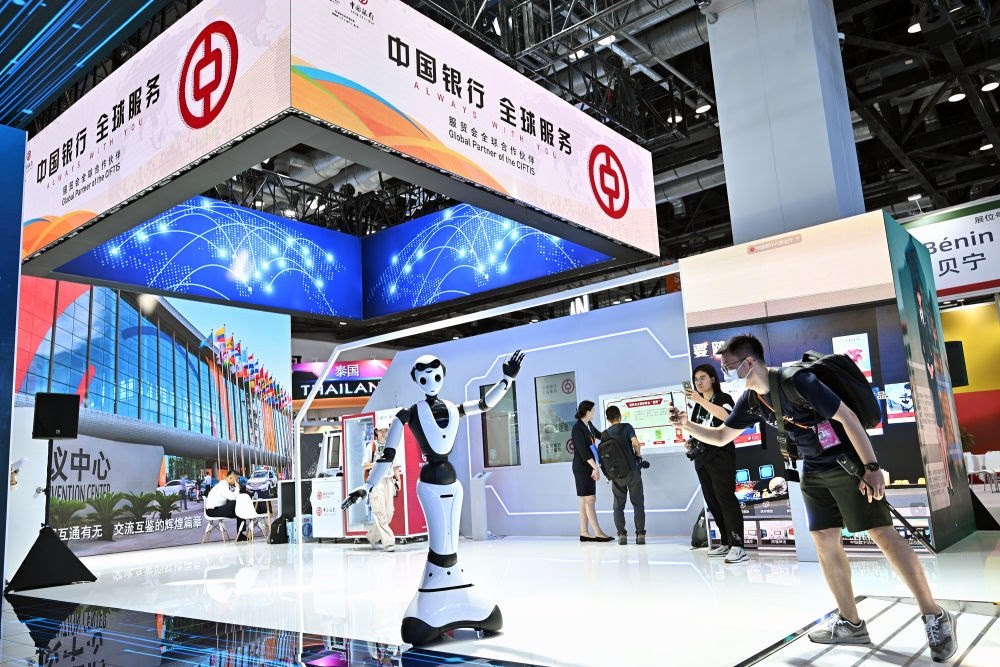 9月1日，媒體記者在國家會議中心中國銀行展臺拍攝一款迎賓接待機器人。新華社記者 李鑫 攝