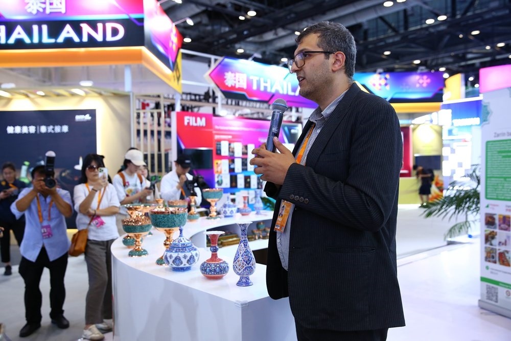 9月1日，參展商在國家會議中心向媒體記者介紹展臺信息。新華社記者 孫瑋彤 攝