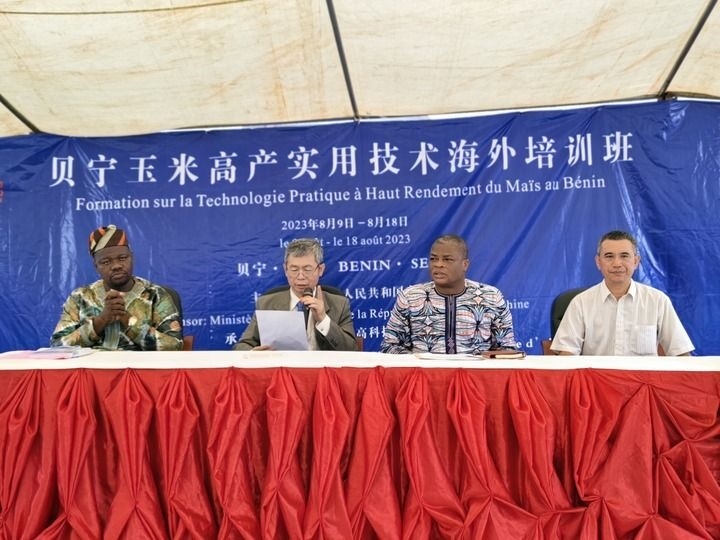 8月9日，2023年貝寧“玉米高產(chǎn)實(shí)用技術(shù)培訓(xùn)班”開班儀式在位于塞梅波吉市的中國(guó)援貝寧農(nóng)業(yè)技術(shù)示范中心舉行。