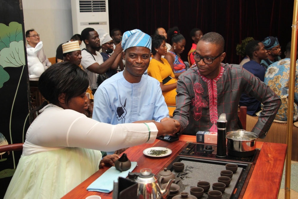 人們?cè)谪悓幙仆信悓幹袊?guó)文化中心“茶和天下·雅集——青島有禮”文化交流活動(dòng)上品茶。