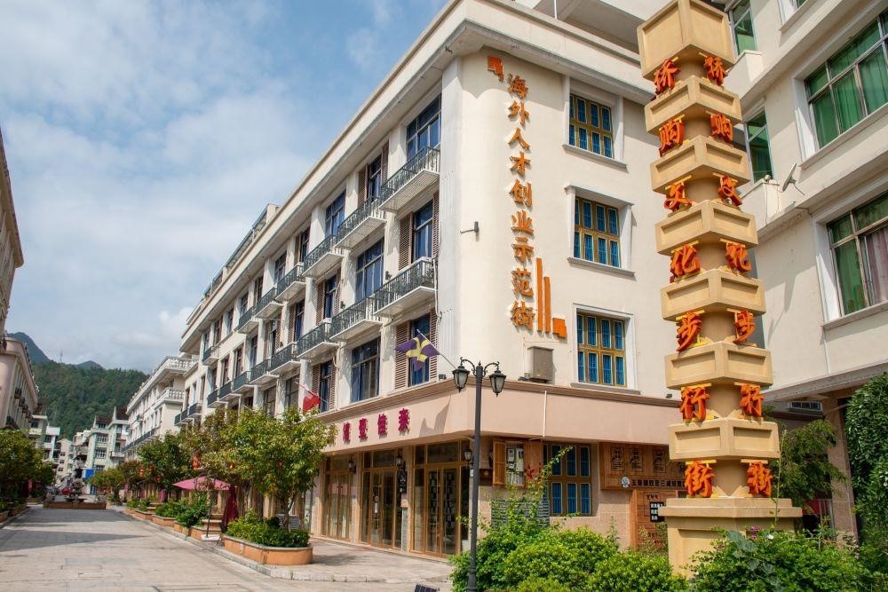 浙江溫州文成縣玉壺鎮(zhèn)是全國著名僑鄉(xiāng)。近年來，當(dāng)?shù)胤e極搭建平臺，吸引華僑回鄉(xiāng)創(chuàng)業(yè)。圖為該鎮(zhèn)的海外人才創(chuàng)業(yè)示范街